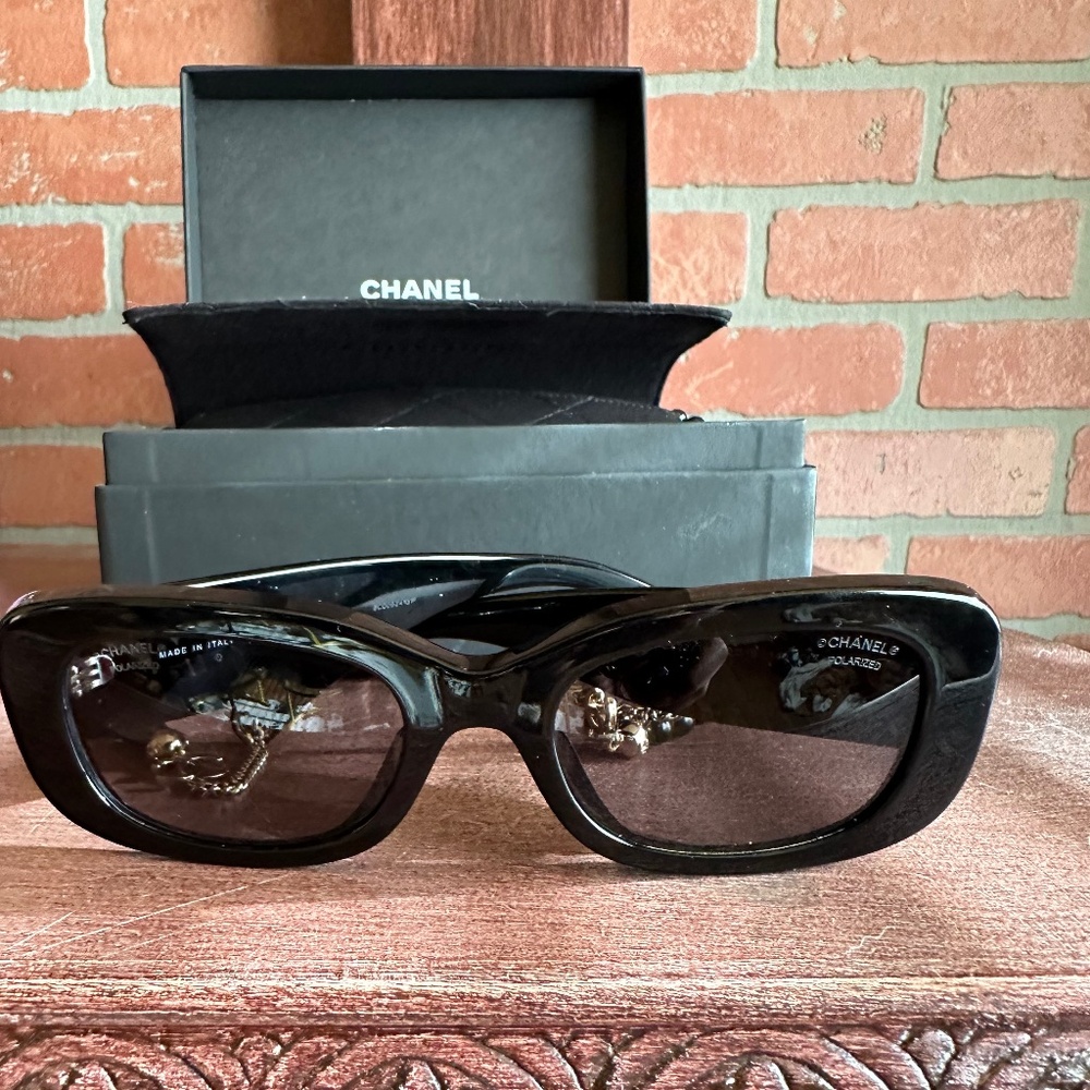 Chanel Sunglass w/ Chain
